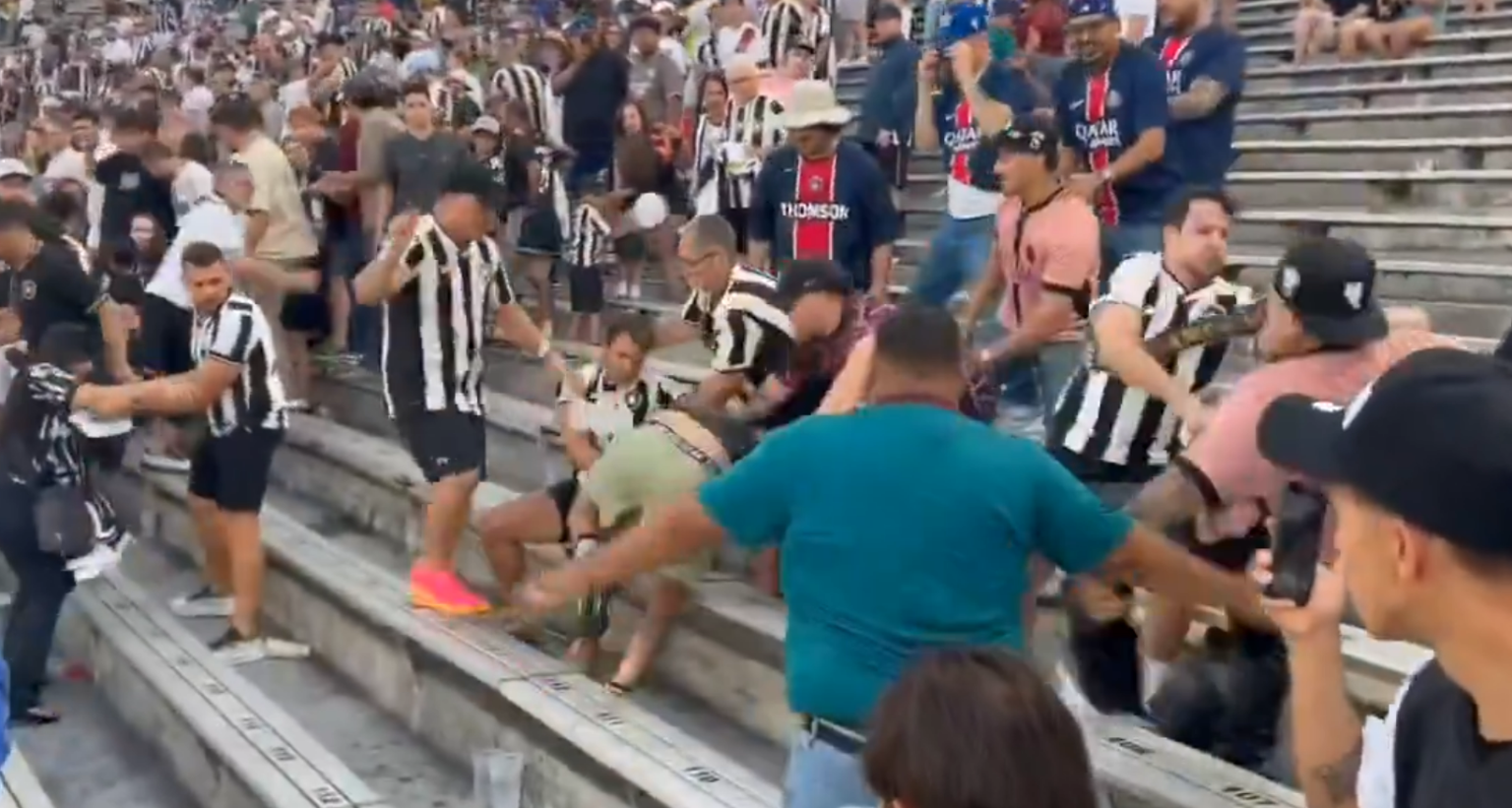 Sherr Masiv në Ndeshjen e Kupës Botërore të Klubeve mes Tifozëve të PSG dhe Botafogo