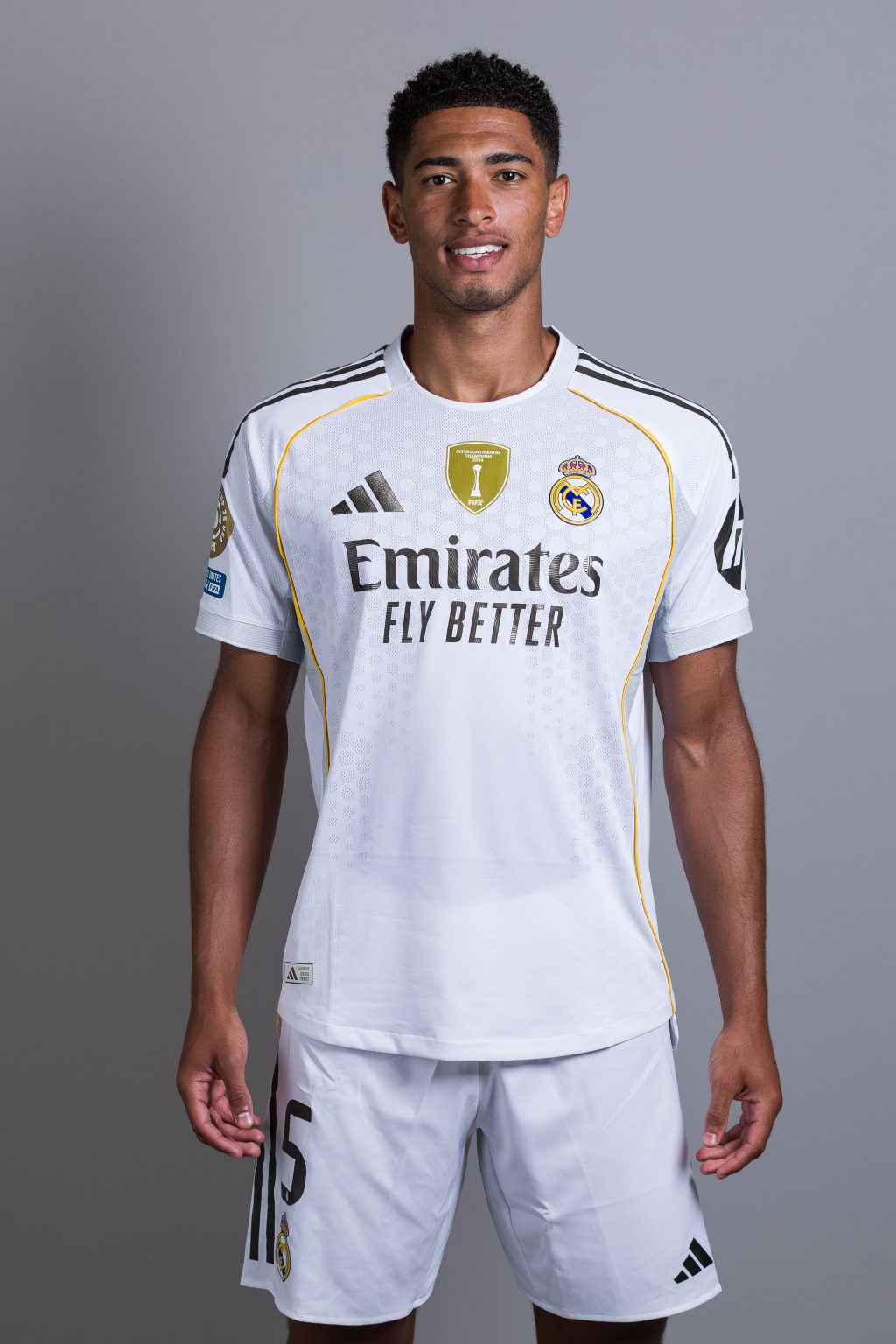 Tifozët Vërejnë një Detaj të Çuditshëm në Uniformën e Re të Real Madridit