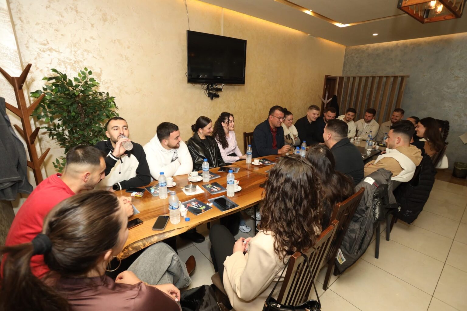 Ferati nis mëngjesin me kafe me rininë e Istogut: Çdo takim i forcon qëllimin e rrugëtimit