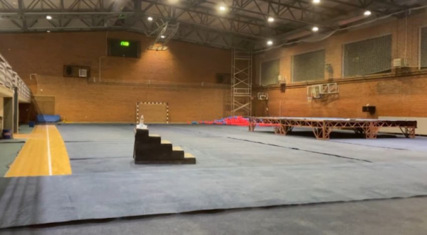 Policia e Kosovës ndalon vendosjen e karrigeve që simbolizojnë flamurin e Serbisë në Mitrovicën e Veriut