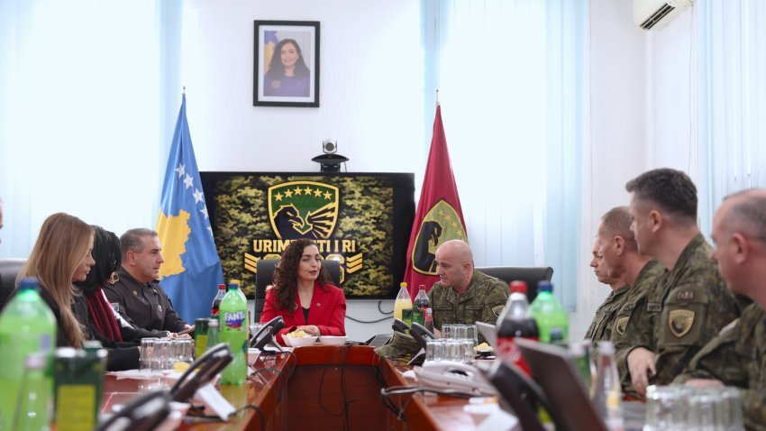 Presidentja Osmani viziton FSK-në: vlerësim për angazhimin dhe urime për suksese