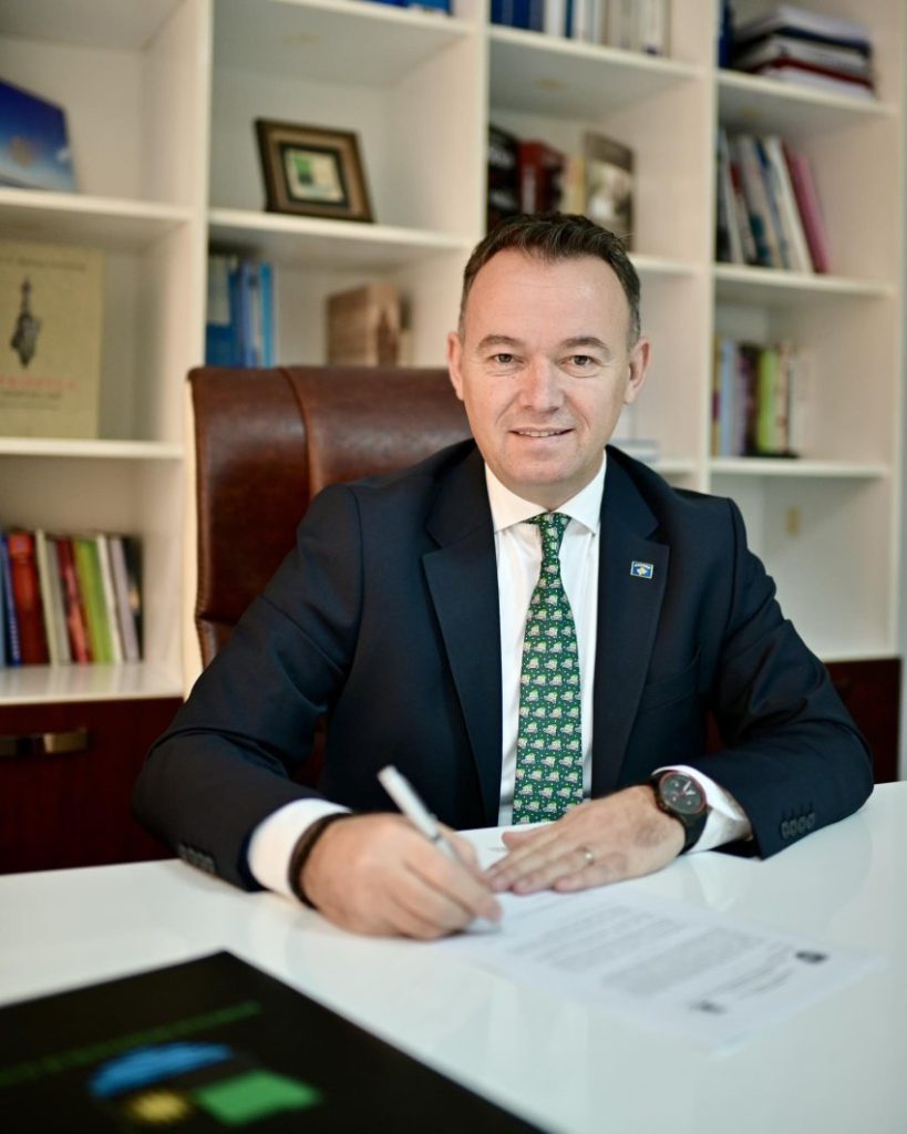 Faton Peci nis mandatin si kryetar i Mitrovicës me komision për nevojat e fëmijëve me nevoja të veçanta arsimore